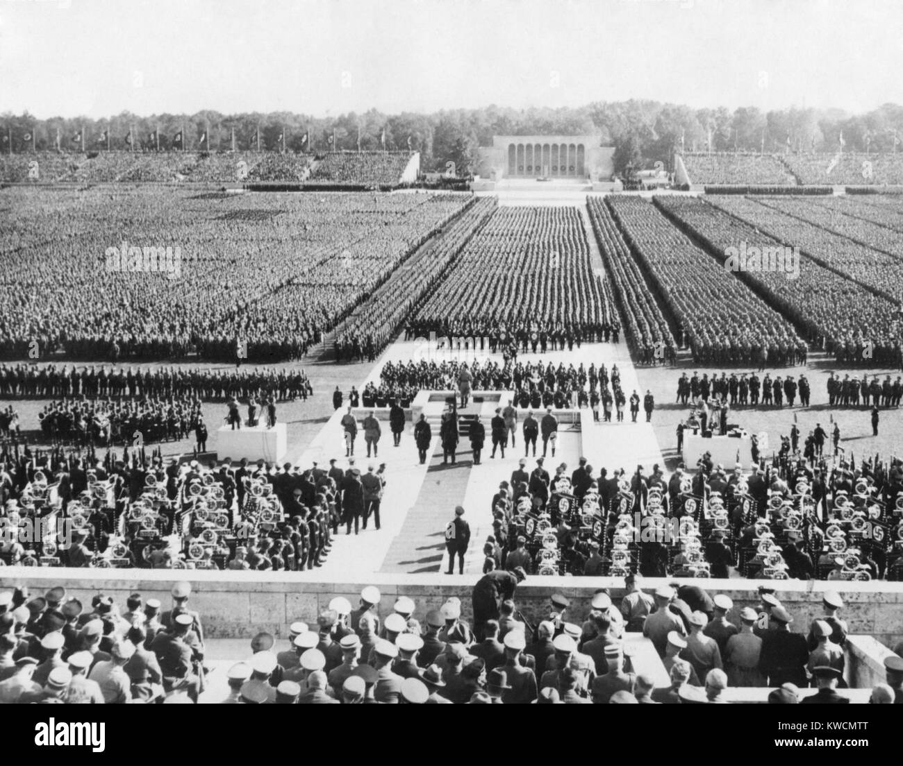 Reihen der Nationalsozialistischen Deutschen Armee füllen Zeppelin Feld in Nürnberg. Sie sind von Hitler von einem Podium (Mitte) während der NS-Parteitag, Sept. 8, 1938 gerichtet. - (BSLOC 2014 14 10) Stockfoto