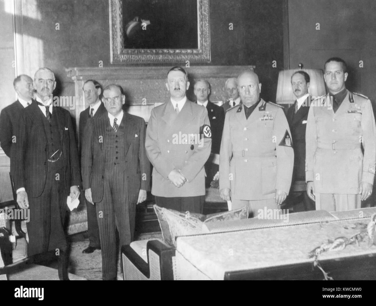 Die Münchner Konferenz der tschechischen Sudetenland an Deutschland abgetreten. Chamberlain, Daladier, Hitler, Mussolini, und Ciano abgebildet vor der Unterzeichnung. Sept. 30, 1938. - (BSLOC 2014 14 11) Stockfoto