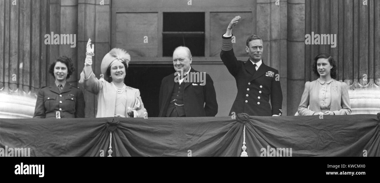 Britische Königsfamilie Wellen zu Massen auf Sieg in Europa Tag, 8. Mai 1945. Premierminister Winston Churchill nimmt die zentrale Stellung der Ehre auf dem Buckingham Palace Balkon. L bis R: Prinzessin Elizabeth, tragen ihre ATS Uniform; Queen Elizabeth, Winston Churchill, King George und Prinzessin Margaret. - (BSLOC 2014 14 19) Stockfoto