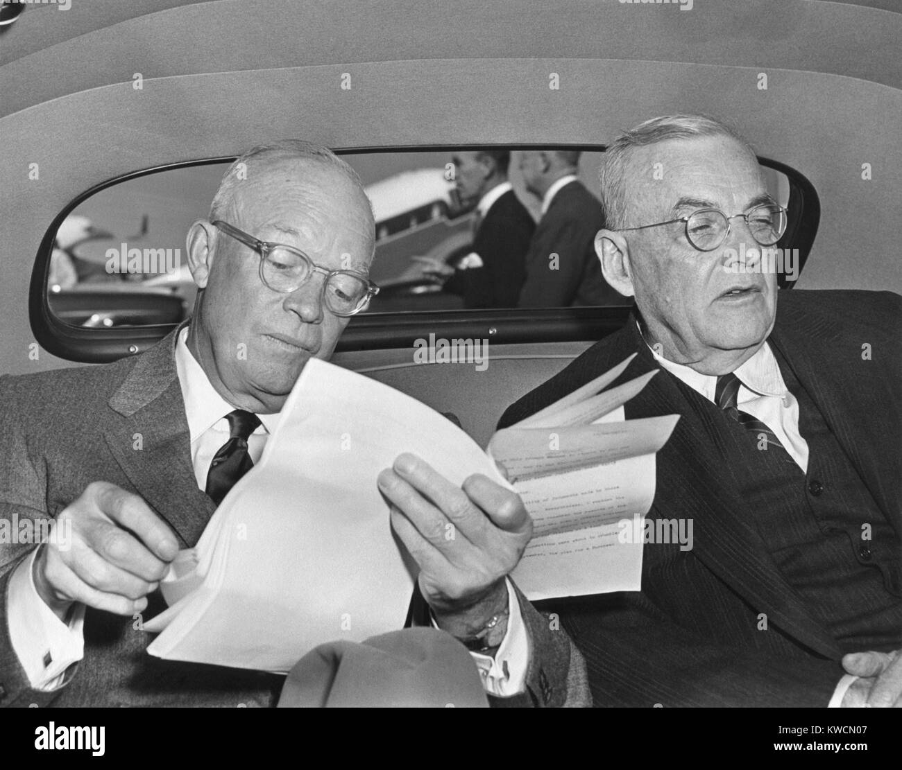Präsident Dwight Eisenhower und Staatssekretär John Foster Dulles, Okt. 25, 1954. Hatte Dulles aus Bonn, London und Paris zurückgekommen, mit Vereinbarungen, die Beendigung der Besetzung und der Wiederherstellung der Souveränität an die Bundesrepublik Deutschland, und die Aufnahme in die NATO. - (BSLOC 2014 14 39) Stockfoto