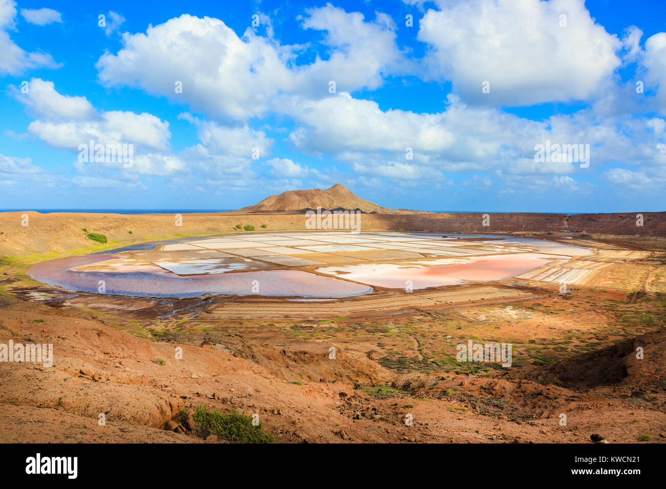 Blick nach Norden von Terra Boa in Richtung Monte Grande über die Salinen von Pedra de Lume, Salinas, Kap Verde, Afrika Stockfoto