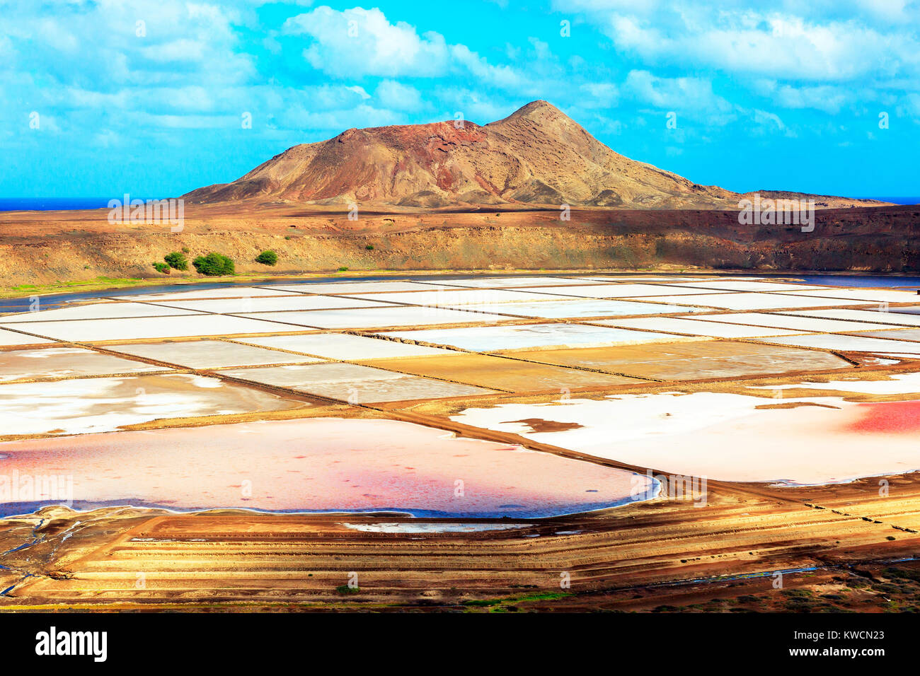 Blick nach Norden auf Monte Grande über die Salinen von Pedra de Lume, Salinas, Kap Verde, Afrika Stockfoto