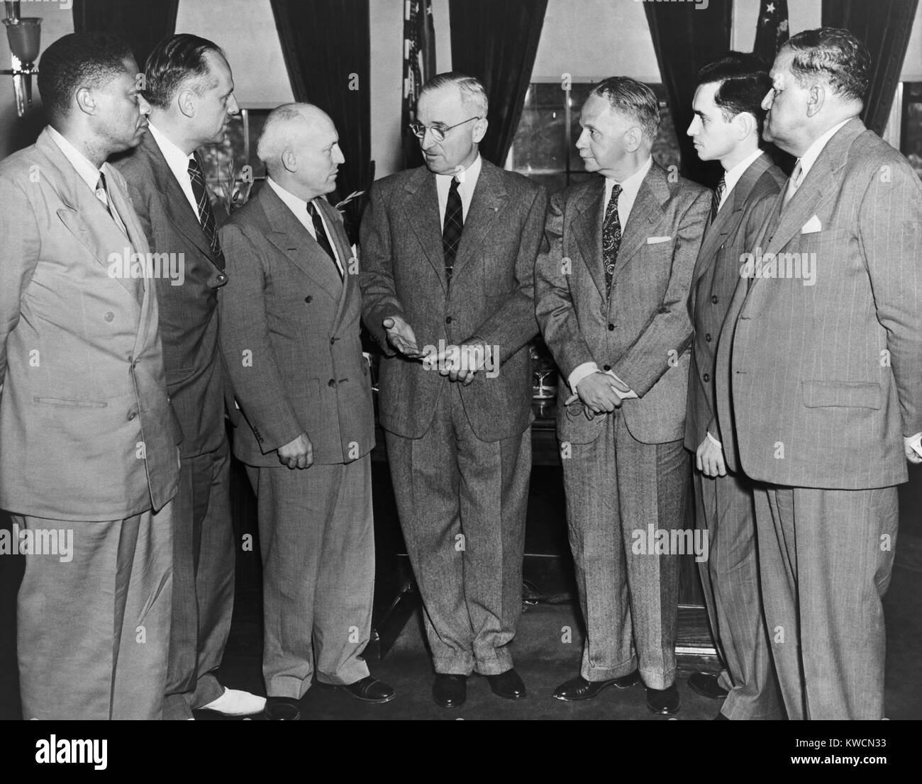 Präsident Truman mit Mitgliedern der Nationalen Not gegen Mob Gewalt. Sept. 19, 1946. Die bürgerlichen Rechte Gruppe wurde nach dem rassistisch motivierten Angriffe gegen Afroamerikaner im Sommer 1946 erstellt. L-R: Leslie Perry, Boris Shishkin, Frederick Reissig, Präsident Truman, Walter White, James Carey, und Dr. Channing Tobias. - (BSLOC 2014 15 73) Stockfoto