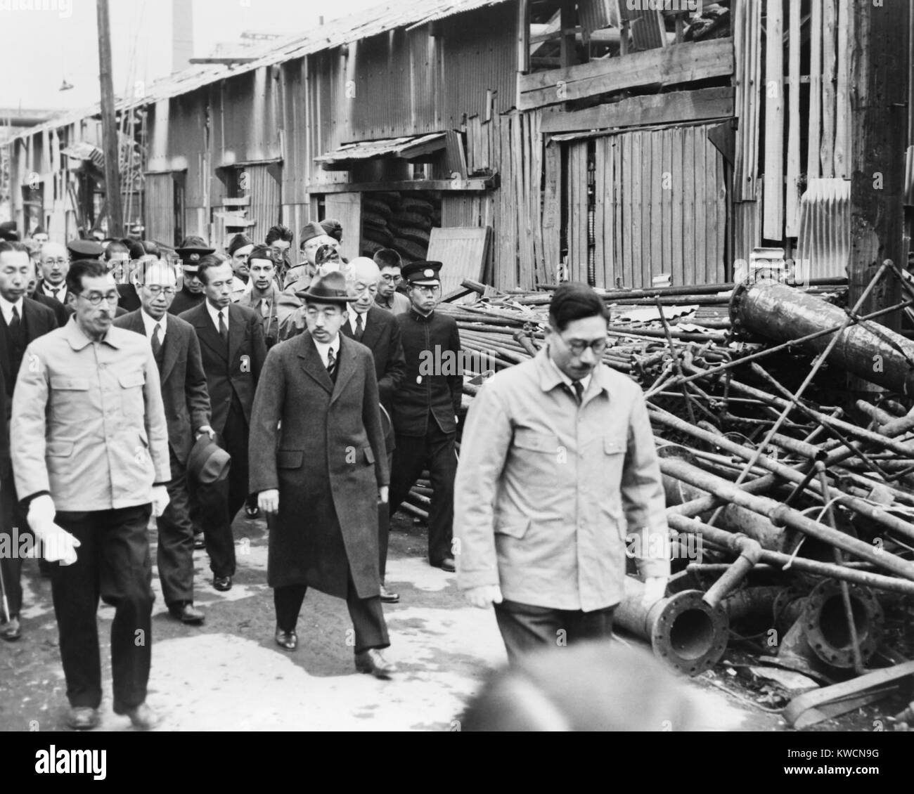 Kaiser Hirohito, seine königliche Partei, und einige amerikanische Soldaten Tour die Bombe - wrecked Showa Electric Industry Co 1946, Japan. - (BSLOC_2014_15_138) Stockfoto