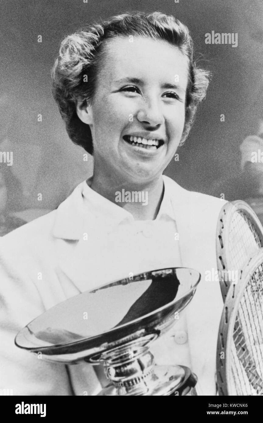 Maureen Connolly, greift nach dem Gewinn U. S. Frauen Tennismeisterschaften in Forest Hills. Sie gewann am 1. September 1951, 16 Tage vor ihrem 17. Geburtstag. -(BSLOC 2014 17 184) Stockfoto