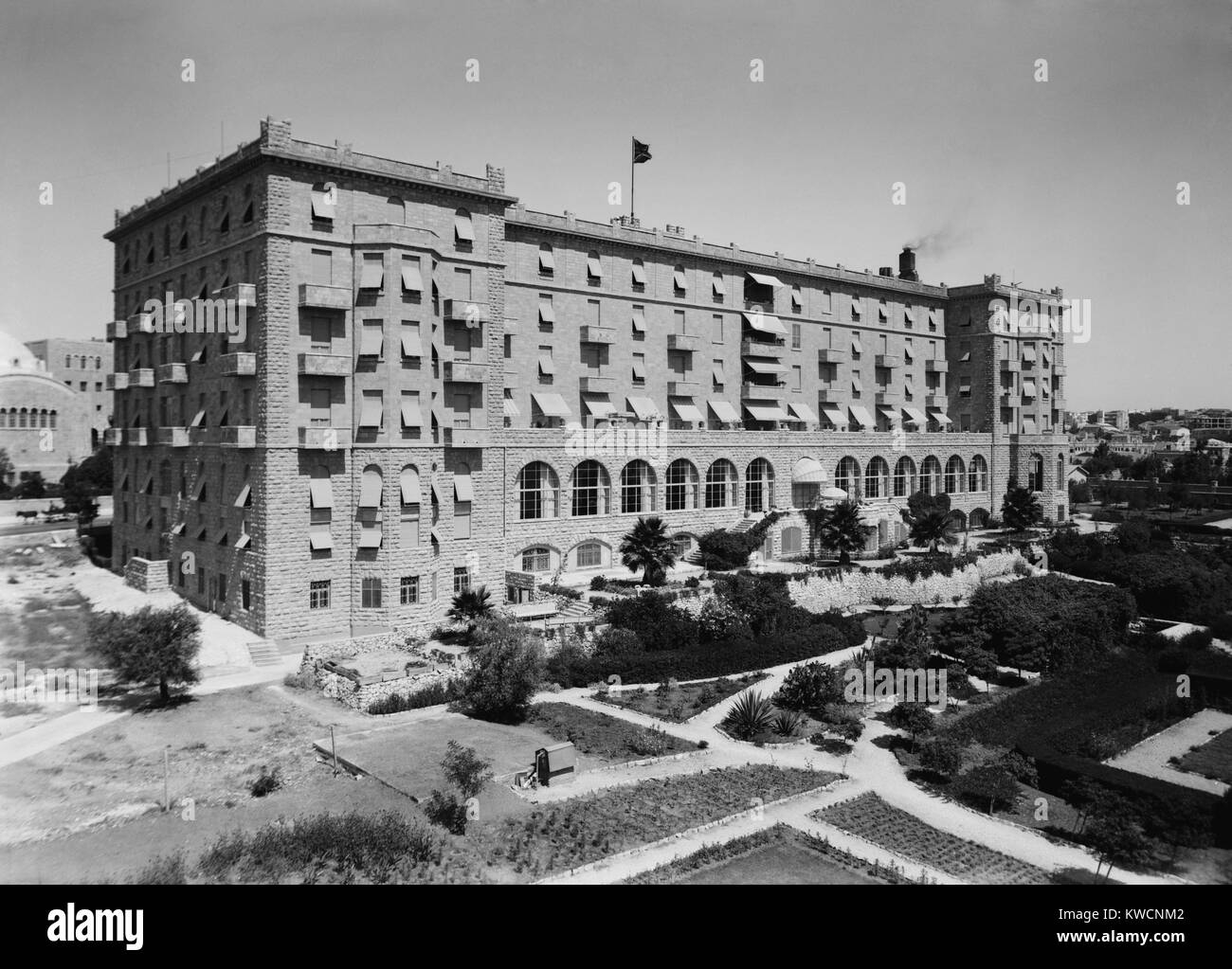 King David Hotel vom Garten Seite in Jerusalem, Palästina, in den 1930er Jahren. Das Wahrzeichen Luxus Hotel im Jahr 1932 eröffnet. Während der jüdische Aufstand in den 1940er Jahren, den militärischen Hauptquartier besetzten Teile der Hotel. - (BSLOC 2014 15 199) Stockfoto