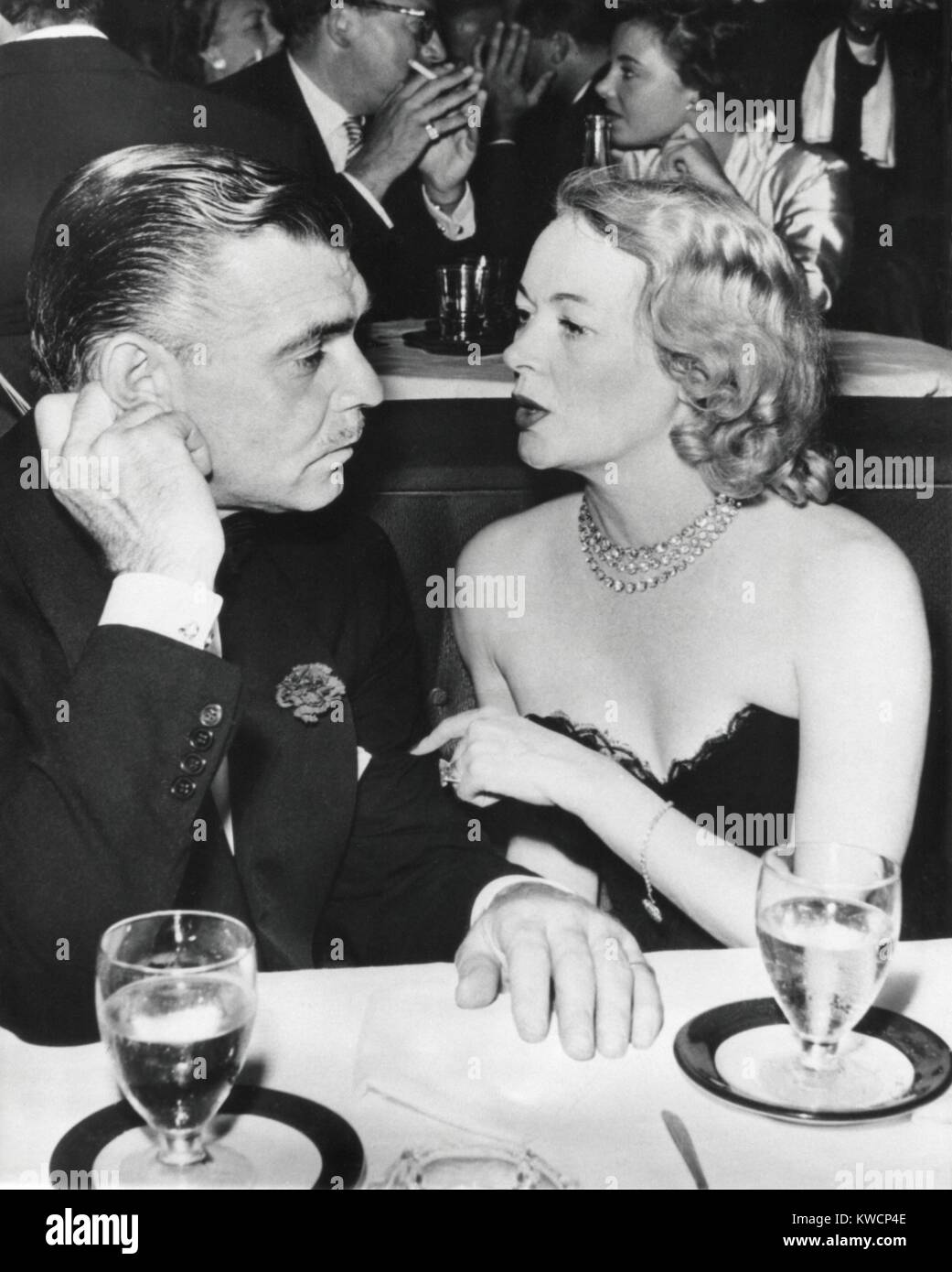 Clark Gable und Sylvia Ashley Alderly in einem Nachtclub Los Angeles vor ihrer Ehe. Sie heiraten kurz nach 20. Dezember 1949 und 1952 geschieden. -(BSLOC 2014 17 92) Stockfoto