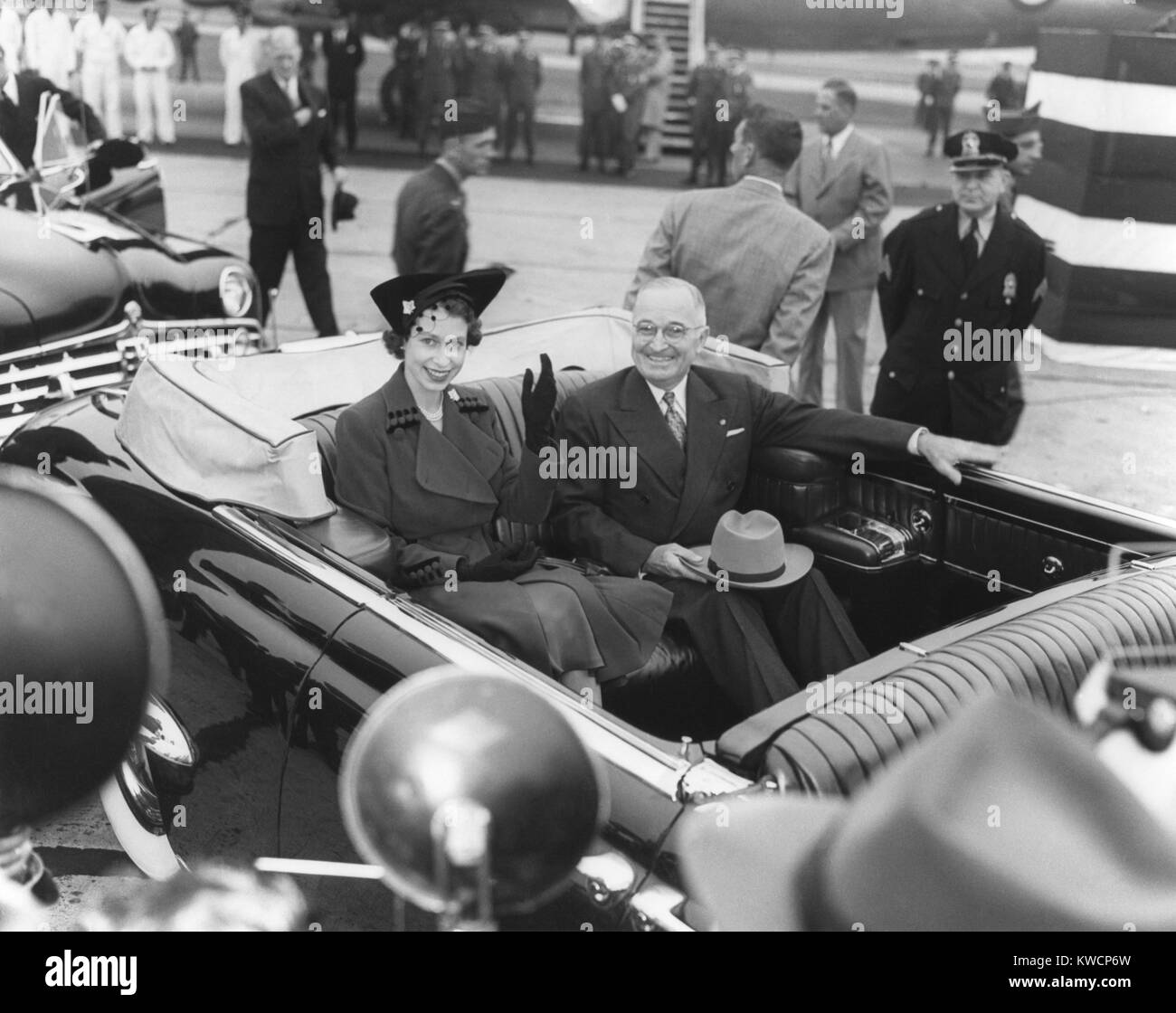 Präsident Harry S. Truman Fahrten mit Prinzessin Elisabeth in einem offenen Limousine. Prinzessin Elizabeth und der Herzog von Edinburgh an die Stelle der kränkelnden König George VI auf eine Tour durch Kanada und die Vereinigten Staaten im Herbst 1951. Okt. 31, 1951. - (BSLOC 2014 15 40) Stockfoto