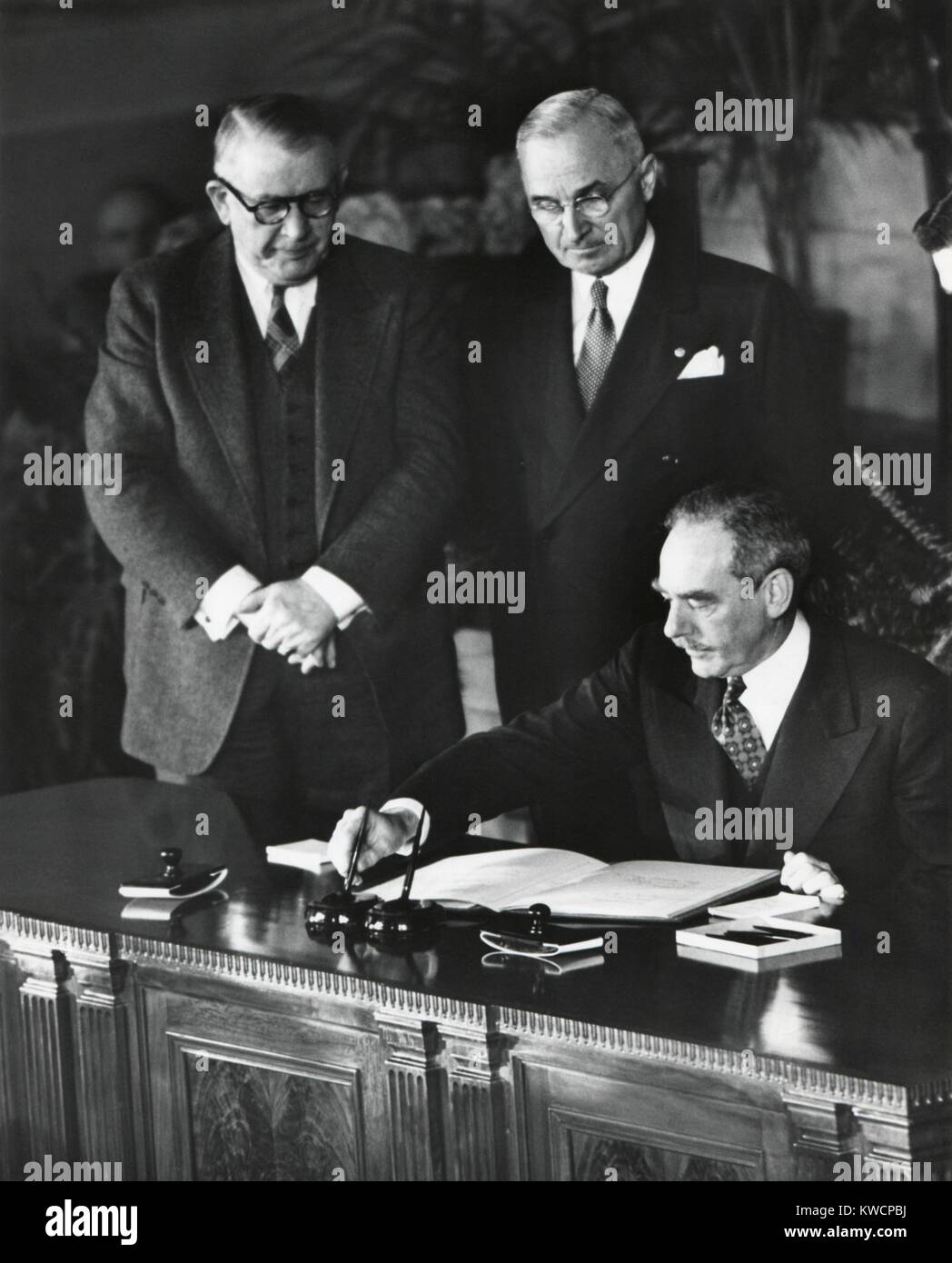 Dean Acheson, Sec., Zeichen des Nordatlantischen Vertrag zur Gründung der NATO-Allianz. Präsident Harry Truman und Vice President Alben Barkley Zeugnis. April 4, 1949. - (BSLOC 2014 15 70) Stockfoto