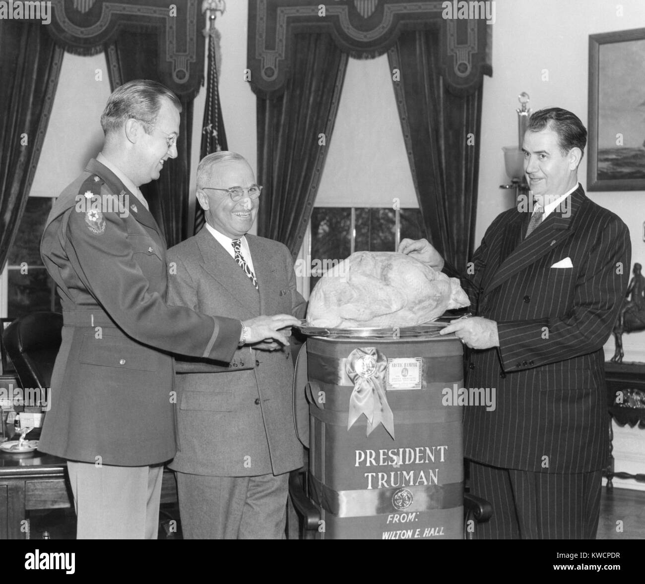 Präsident Harry Truman akzeptiert eine Türkei von Senator Olin Johnston von South Carolina. L-R: Oberst Lewis Jackson, Präsident Truman, Senator Johnston. November 25, 1946. - (BSLOC 2014 15 88) Stockfoto