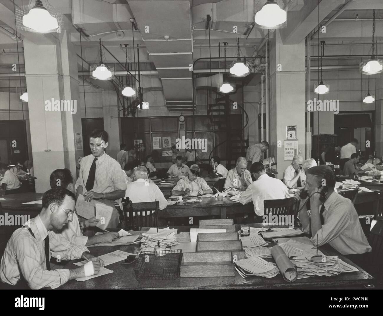 News von der New York Times, Sept. 3, 1942. Im Vordergrund steht die Stadt Schreibtisch, die Griffe der lokalen Nachrichten. Die Stadt Kopiereinheit ist in der Mitte, mit ausländischen Schreibtisch nach rechts. Schreibtische in der Mitte zurück führen zu einer Wendeltreppe zu komponieren. Kopieren Leser gehen bis es Beweise zu prüfen. - (BSLOC 2015 1 186) Stockfoto