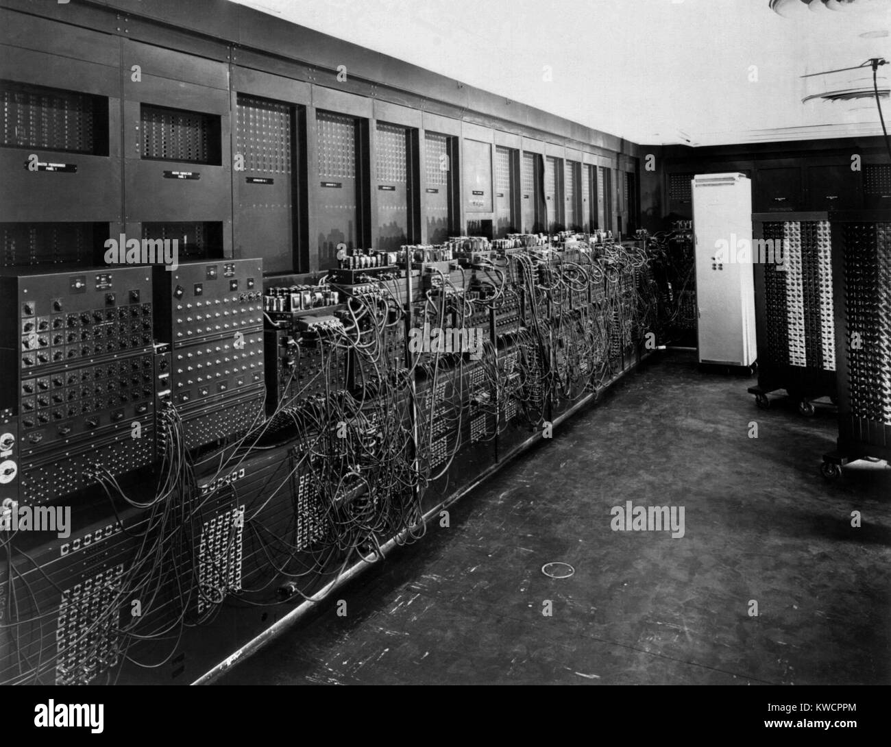 ENIAC Computer war der erste universelle elektronische Digitalrechner. "Elektronischer numerischer Integrator und Computer" war 150 Fuß breit mit 20 Banken von blinkenden Lichtern. Ca. 1946. -(BSLOC 2015 1 222) Stockfoto