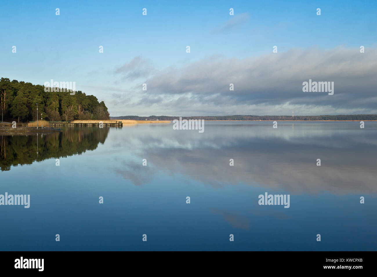 Cloud Reflexion in den See, Lettland Stockfoto