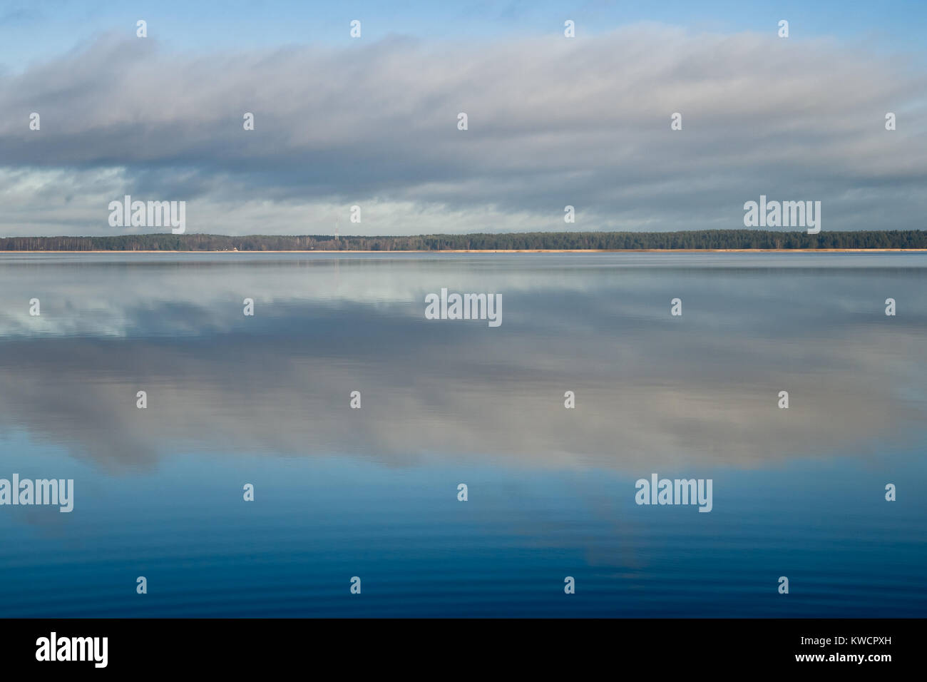 Cloud Reflexion in den See, Lettland Stockfoto