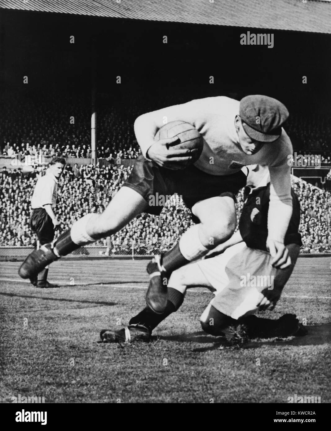 Englands Torhüter Frank Swift, in einem internationalen Fußball-Match. Wembley, London, 1949. -(BSLOC 2014 17 179) Stockfoto