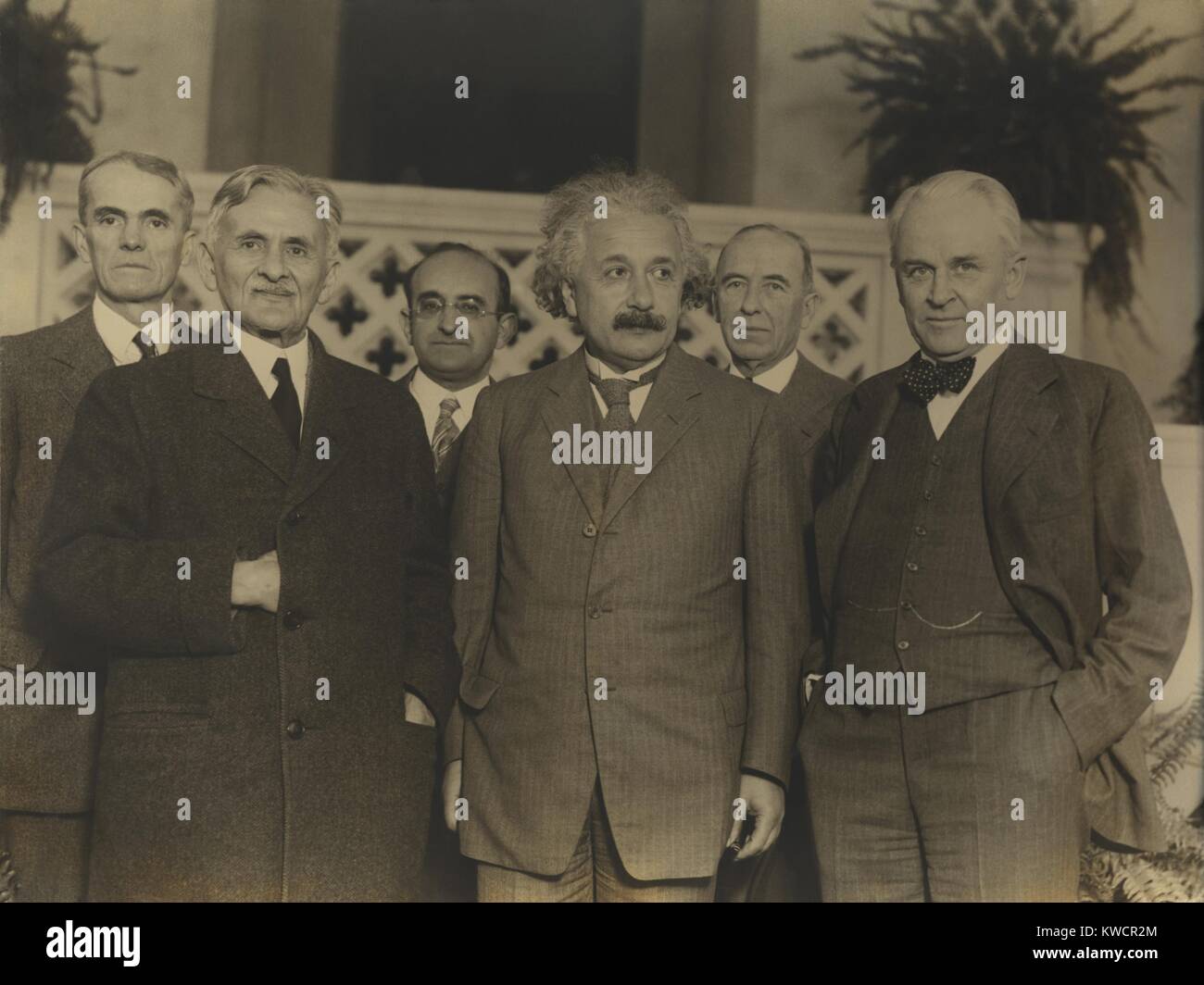 Porträt von fünf Wissenschaftlern im Jahre 1931. L-r: Walter Sydney Adams, Albert Abraham Michelson, Walther Meyer, Albert Einstein, Max Farrand, Robert Andrews Millikan. Foto von William Kellogg. -(BSLOC 2015 1 70) Stockfoto