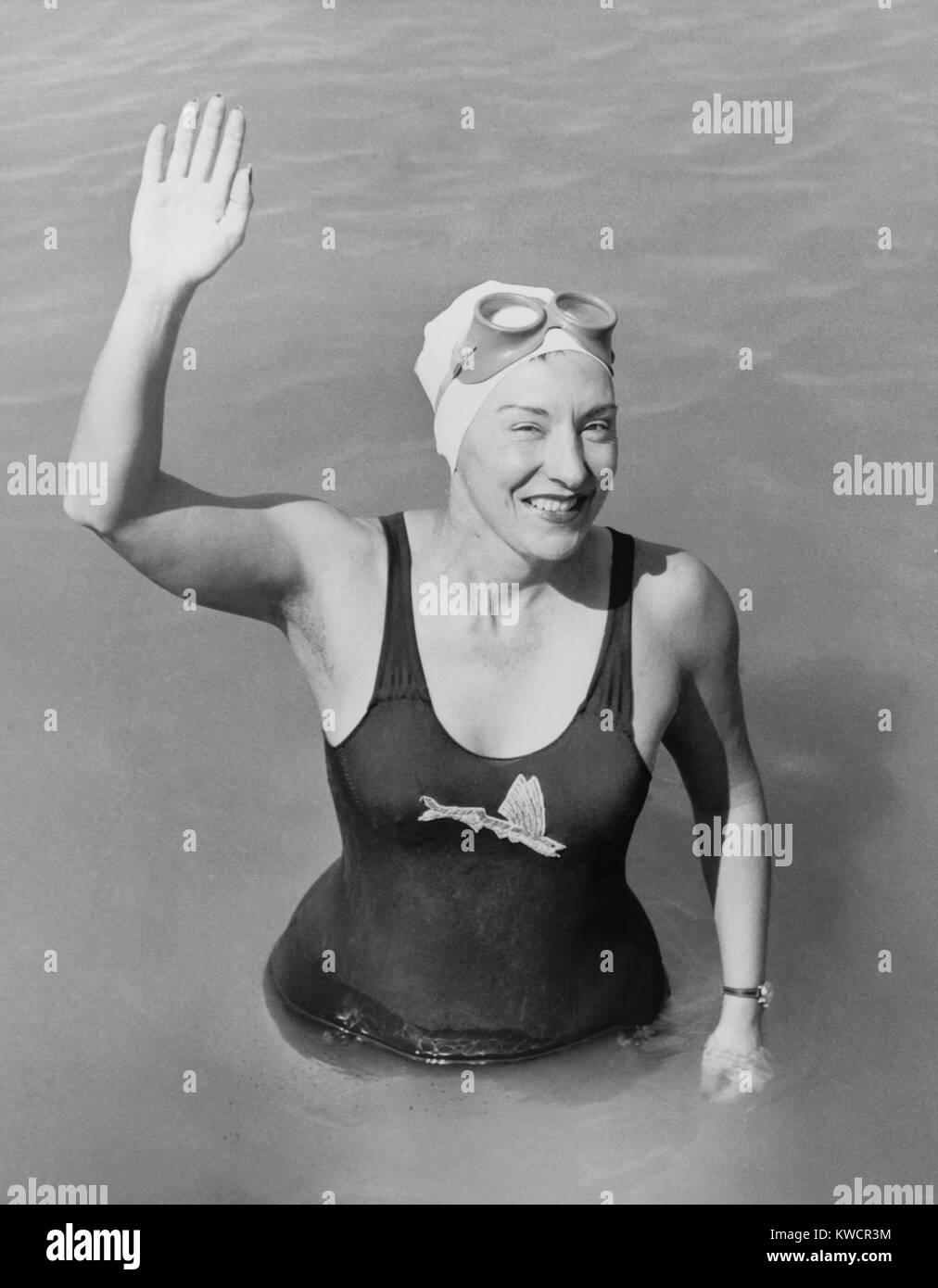 Florence Chadwick, nach ihrem vierten Schwimmen des Ärmelkanals. 1955