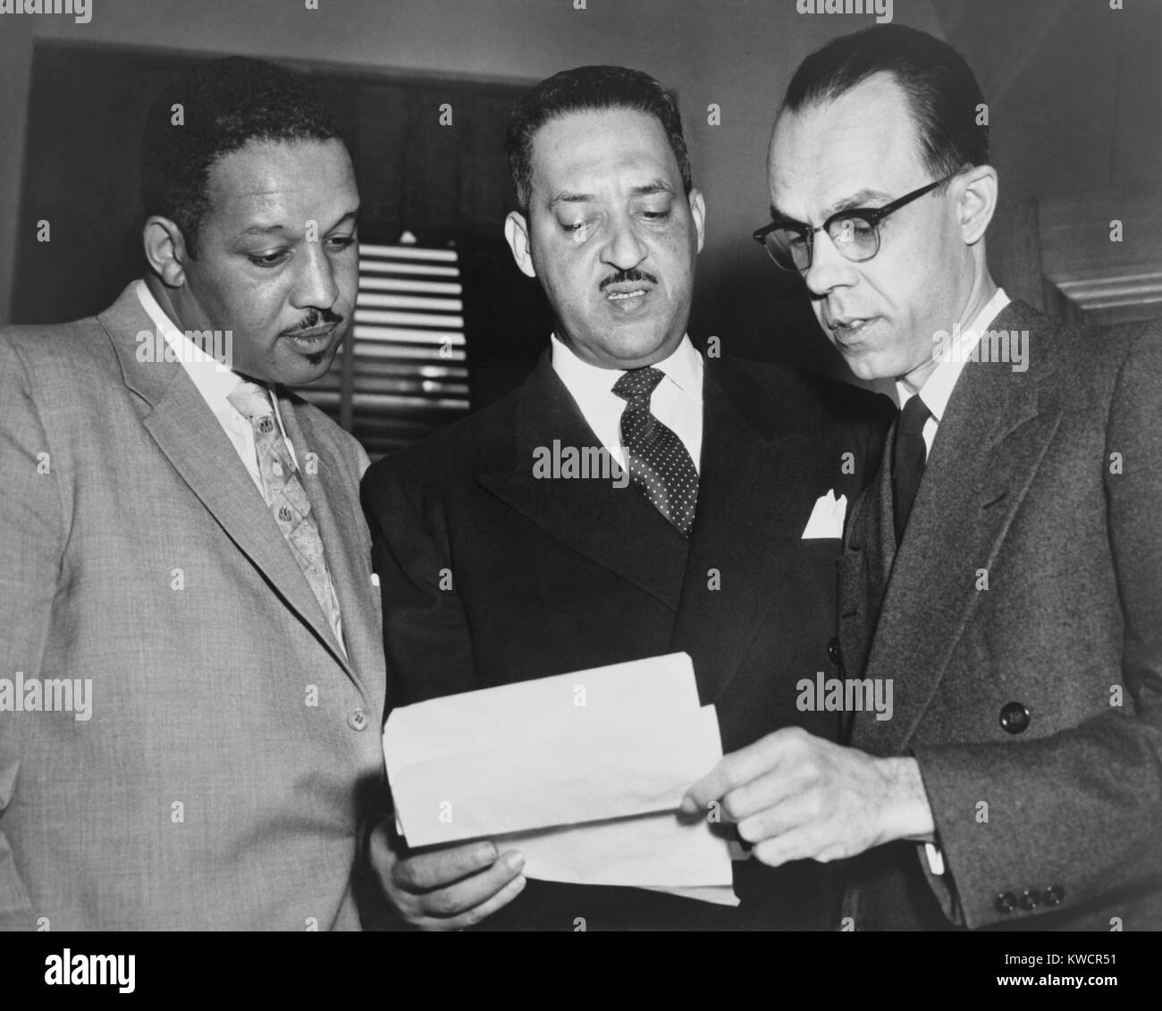 Rechtsanwälte beraten beim Obersten Gerichtshof vor präsentiert Argumente gegen Schule Segregation. Harold Boulware, Thurgood Marshall und Spottswood Robinson waren die Lead Rechtsanwälte in den historischen Brown v. Board Of Education Fall. 7. / 8. Dezember 1953. -(BSLOC 2015 1 94) Stockfoto