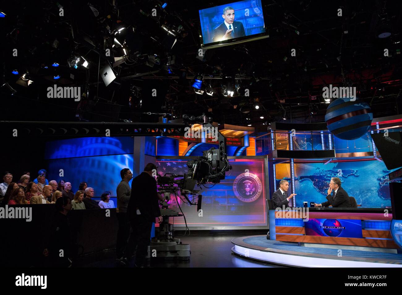 Präsident Barack Obama interviewt während einem Aufnehmen der "Daily Show mit Jon Stewart'. Comedy Central Studios in New York, Okt. 18, 2012. (BSLOC 2015 3 112) Stockfoto