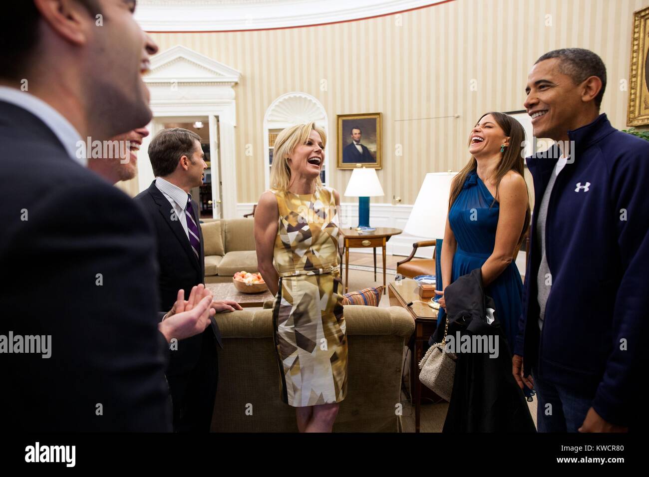 Präsident Barack Obama grüßt Darsteller von ABC's sitcom 'Modern' aus. Der Gruppe, einschließlich Julie Bowen und Sofia Vergara (rechts), nahmen an der White House Correspondents' Dinner. April 28, 2012 (BSLOC 2015 3 117) Stockfoto