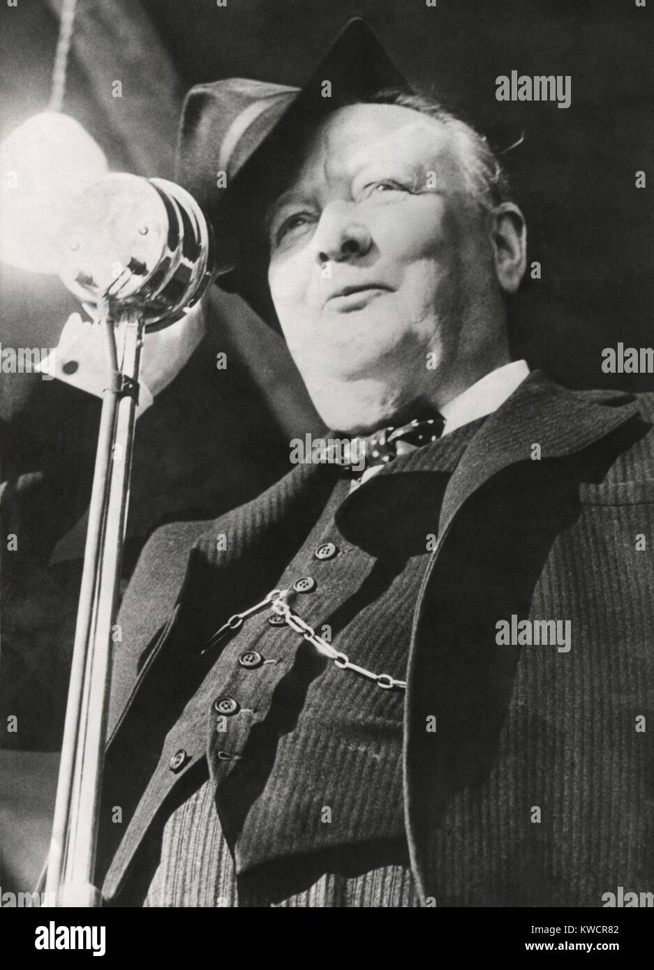 Der ehemalige Premier Winston Churchill Rundfunk einen Funkspruch bei den britischen Parlamentswahlen. 16. August 1947. -(BSLOC 2014 17 49) Stockfoto