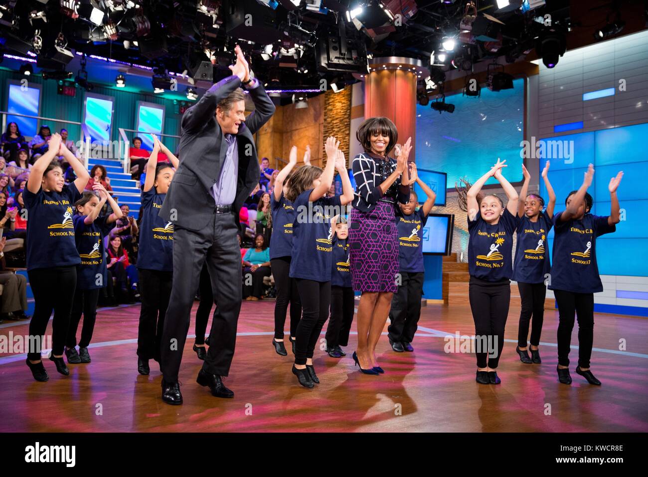 First Lady Michelle Obama und Dr. Mehmet Oz mit dem Terence C. Reilly Schule Nr. 7 Tanz Gruppe. Sie waren Taping die 'Dr. Oz Show" am 13.02.22, 2013 (BSLOC 2015 3 122) Stockfoto