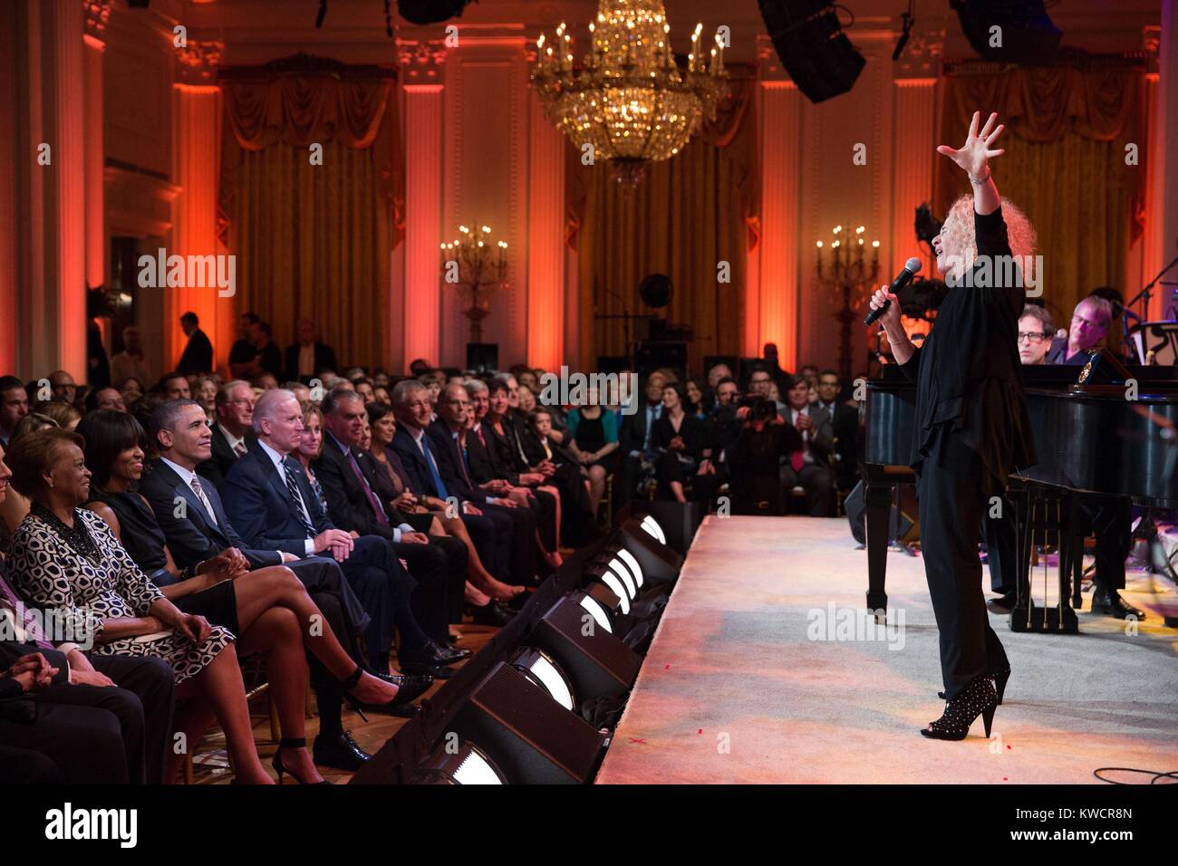 Carole King singen auf der Bühne im Weißen Haus Ost Zimmer. Präsident Obama präsentiert König mit der 2013 Bibliothek des Kongresses Gershwin Prize für populäre Songs. Mai 22, 2013. (BSLOC 2015 3 125) Stockfoto
