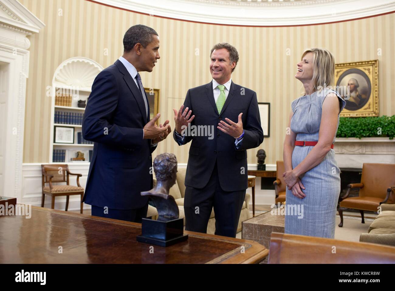 Präsident Barack Obama gratuliert Will Ferrell auf dem Gewinnen des Mark Twain Prize für die Amerikanischen Humor. Ferrell's Frau, Viveca Paulin, ist auf der rechten Seite. Oval Office, 21.10.2011. (BSLOC 2015 3 127) Stockfoto