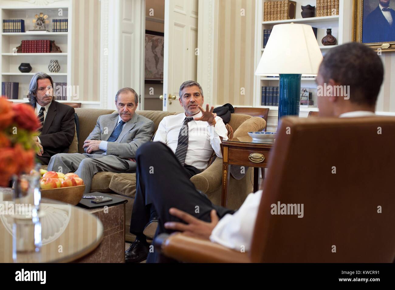 Us-Präsident Barack Obama trifft sich mit Menschenrechtsaktivisten im Oval Office, 15. März 2012. L-R: John Prendergast, genug, Mitbegründer des Projekts; Botschafter Princeton Lyman, der US-Sondergesandte für den Sudan; und George Clooney. (BSLOC 2015 3 129) Stockfoto