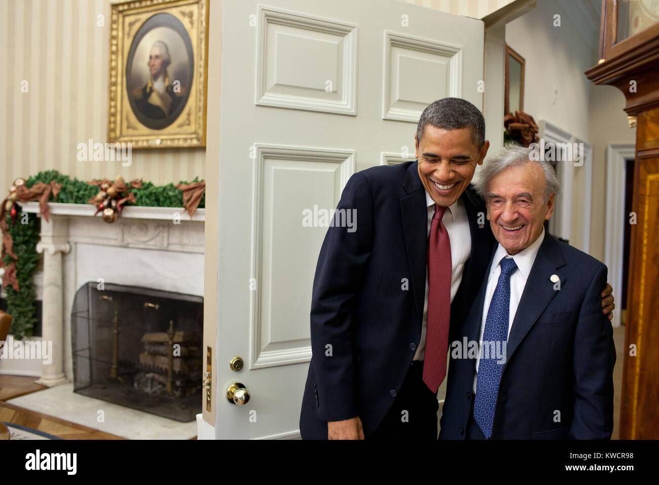 Präsident Barack Obama begrüßt Elie Wiesel im Oval Office, 5. Dezember 2011. (BSLOC 2015 3 132) Stockfoto