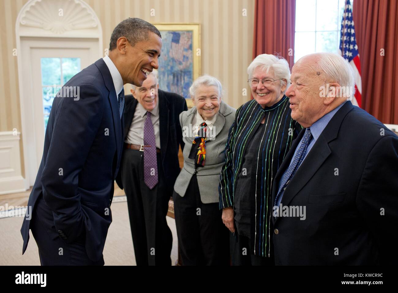 Präsident Barack Obama grüßt 2010 Fermi Preisträger im Oval Office, 7. Mai 2012. Von rechts: Dr. Burton Richter und seine Frau S. Laurose; Dr. Mildred Dresselhaus, und ihr Mann gen. (BSLOC 2015 3 134) Stockfoto