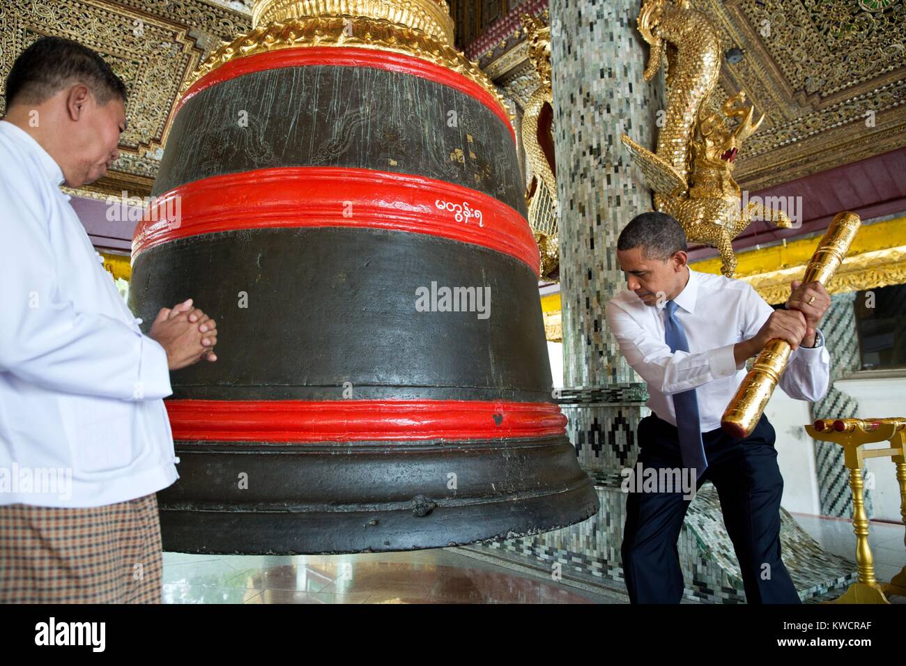 Präsident Barack Obama Ringe eine große Glocke während einer Tour von der Shwedagon Pagode. Yangon, Rangun, Myanmar (Burma), 19.11.2012. (BSLOC 2015 3 149) Stockfoto