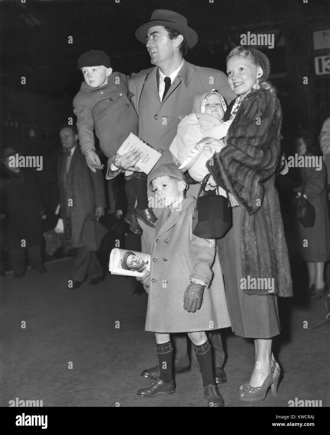 Schauspieler Gregory Peck und seiner Frau Greta Kukkonen und Kinder bei ihrer Ankunft bei Waterloo. Reisen auf der Queen Elizabeth Schiff Zug, L-r: Jonathan, 5 Jahre alt; Cary Paul, 6 Monate; und Stephen 4 Jahre. 4. Januar 1950. -(BSLOC 2014 17 83) Stockfoto