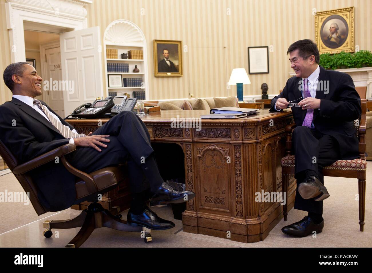 Präsident Barack Obama trifft sich mit Gary Locke, US-Botschafter in China. Oval Office, 17. Januar 2012. (BSLOC 2015 3 154) Stockfoto