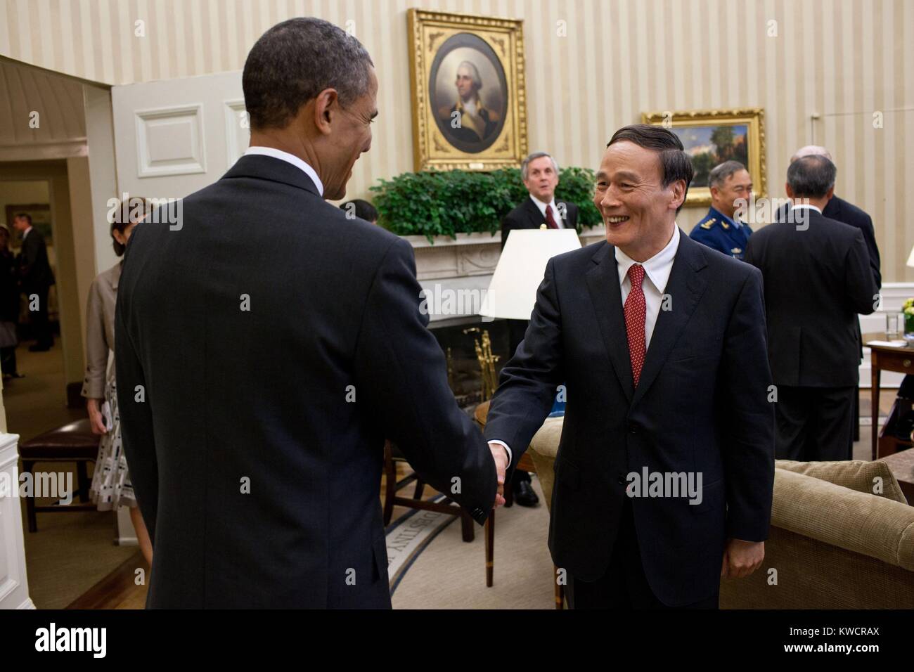 Präsident Barack Obama grüßt chinesischen Vizepremierminister Wang Qishan im Oval Office. Mai 9, 2011. In 2013 wurde er der Öffentlichkeit Führer von Anti-Generalsekretär Xi Jinping's - Korruption Kampagne. (BSLOC 2015 3 155) Stockfoto