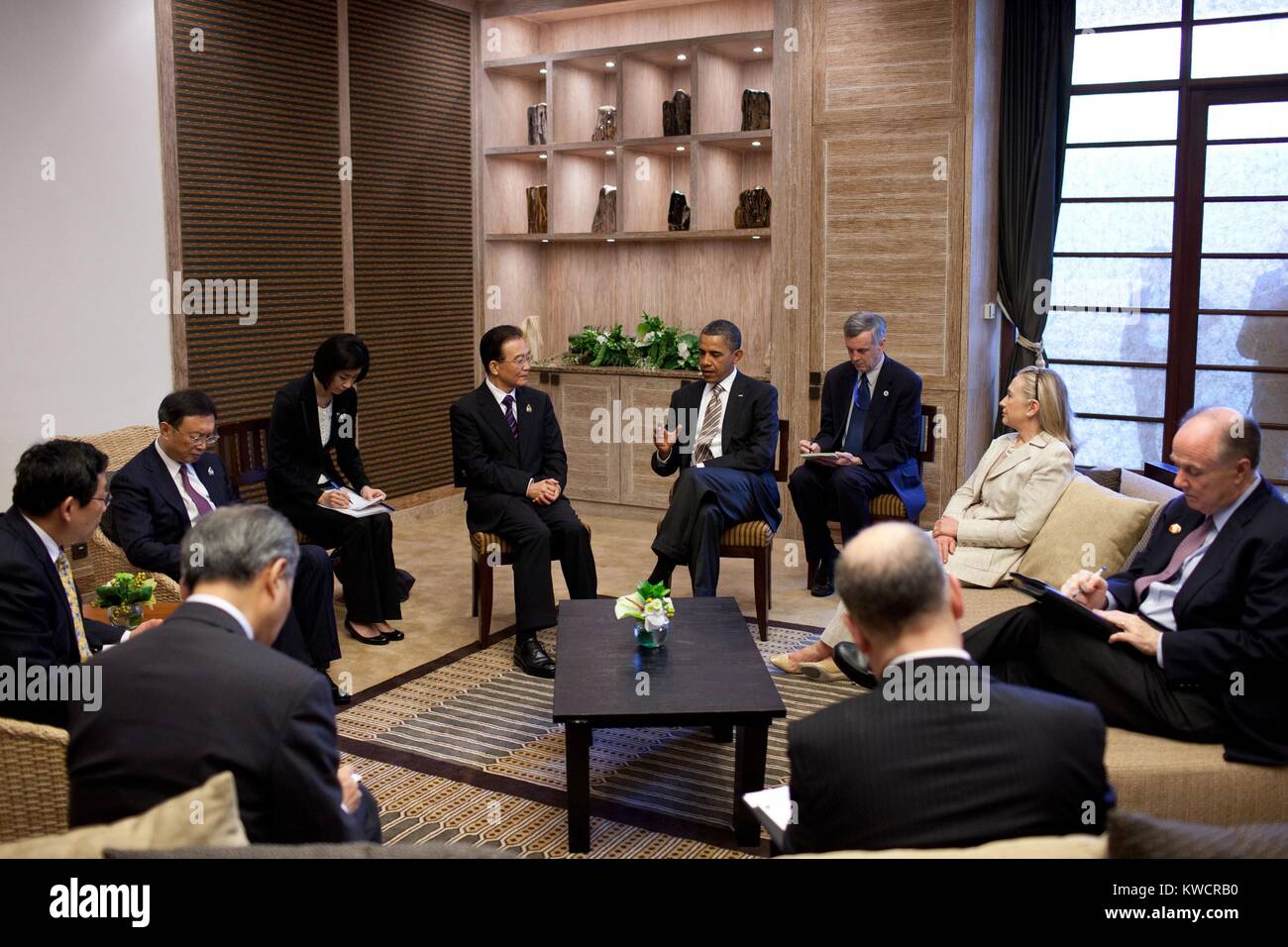 Us-Präsident Barack Obama trifft sich mit Premier Wen Jiabao Chinas in Nusa Dua, Bali, Indonesien. Außenministerin Hillary Clinton ist auf der rechten Seite. 19.11.2011. (BSLOC 2015 3 156) Stockfoto