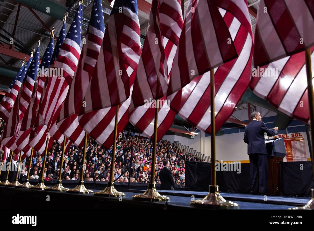 Präsident Barack Obama spricht über die Reform des Einwanderungsrechts in Las Vegas, Nev., Jan. 29, 2013. Er sprach vor einer Anzeige der amerikanische Flaggen im Del Sol an der High School. (BSLOC 2015 3 16) Stockfoto