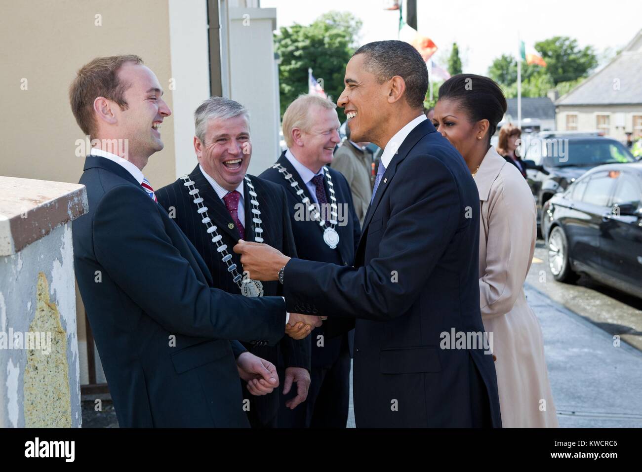 Us-Präsident Barack Obama begrüßt seinen irischen Cousin Henry Healy, in Moneygall, Irland. Lokale Beamte Ratgeber Danny Owens und Ratgeber John Kennedy tragen ihre Ketten von Office. 23. Mai 2011. (BSLOC 2015 3 170) Stockfoto