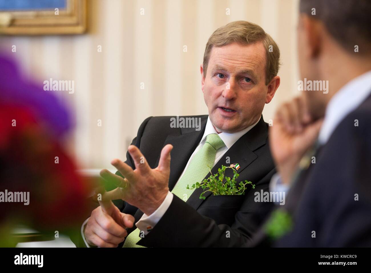 Taoiseach (Premierminister) Enda Kenny von Irland mit Präsident Barack Obama. Kenny hat einen Zweig von Shamrock in dieser Tasche. Weißes Haus, Oval Office, 20. März 2012. (BSLOC 2015 3 171) Stockfoto