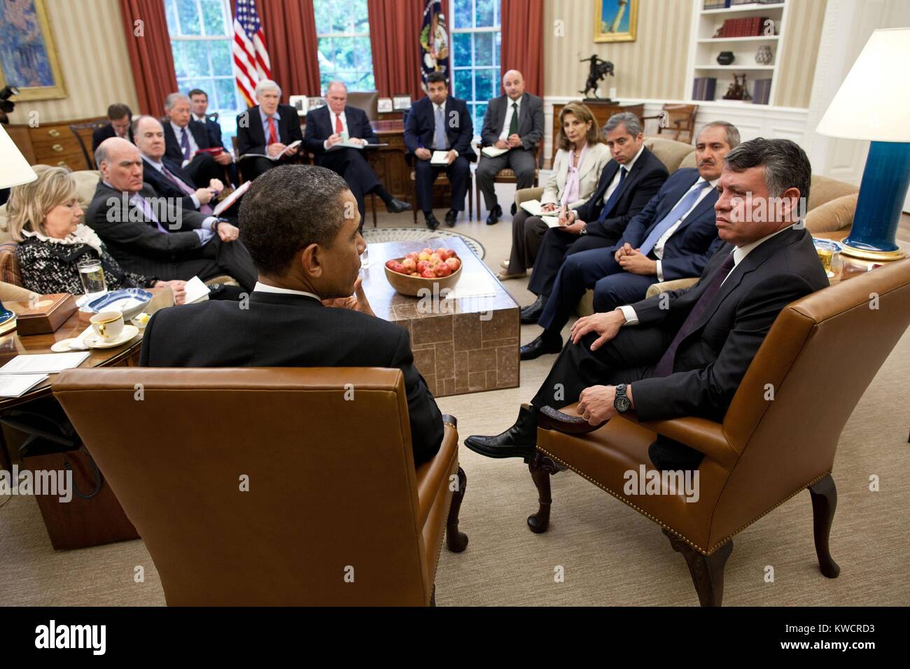 König Abdullah II. von Jordanien und die Mitglieder der jordanische Delegation im Oval Office. Auf der linken Seite sind Sec. Hillary Clinton und Präsident Obama. Mai 17, 2011 (BSLOC 2015 3 183) Stockfoto