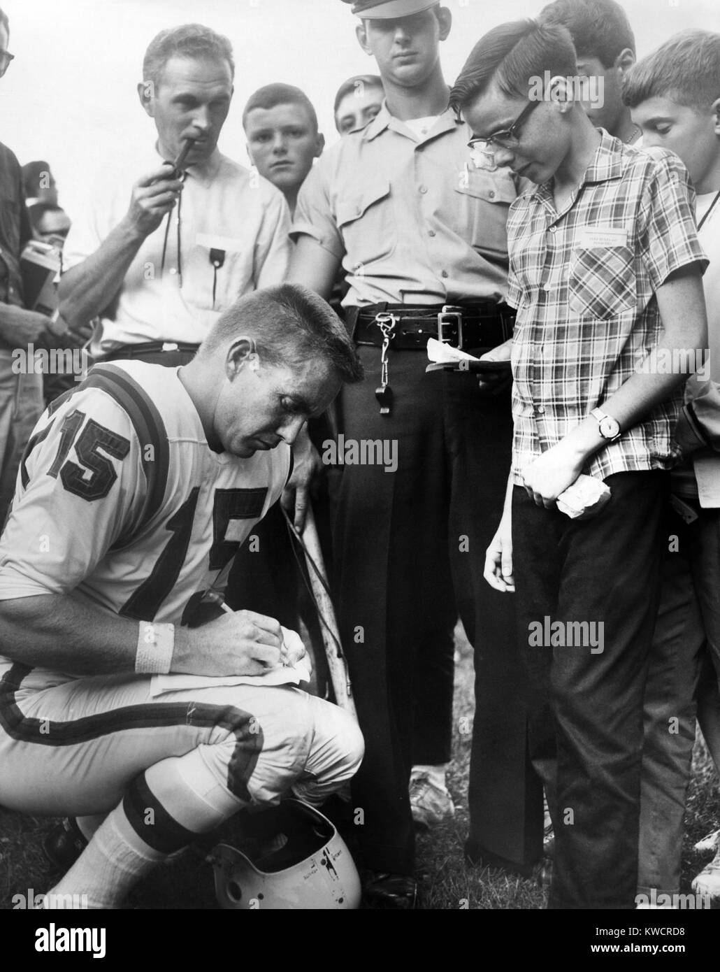 Buffalo Bills Spieler Jack Kemp signiert Autogramm für einen jungen am 4. August 1964. Kemp gespielt Profifußball von 1957 bis 1969. Im Jahr 1970 er erfolgreich lief für den Kongress und wurde für 10 Begriffe wiedergewählt. 1989 war er Secretary Of Housing And Urban Development in der George H.W. Bush-Administration von 1989-92. -(BSLOC 2015 1 114) Stockfoto