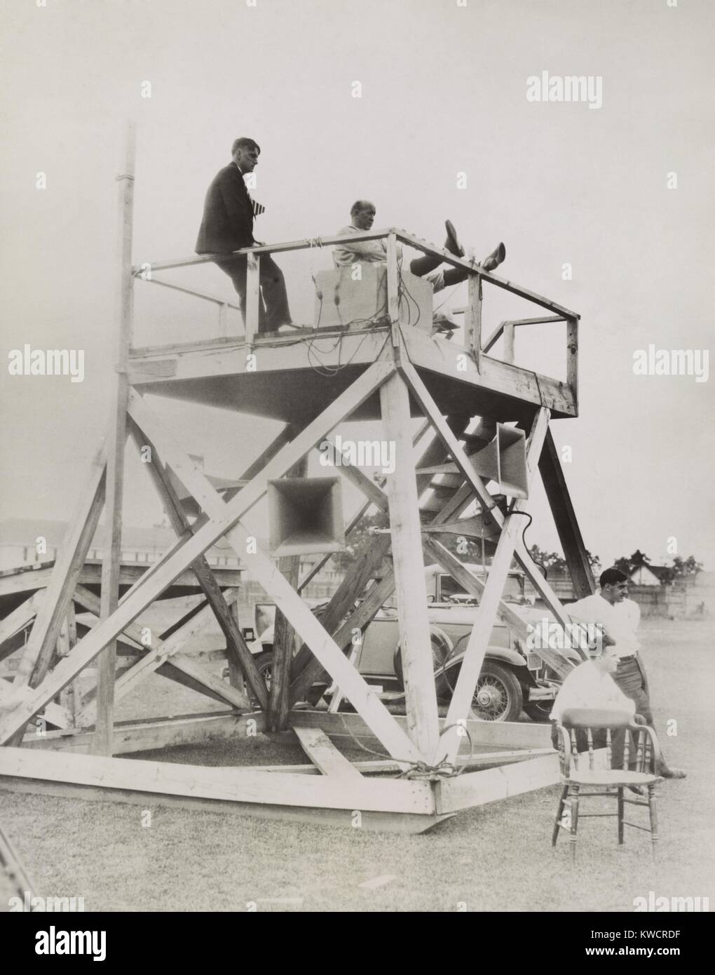 Knute Rockne, zum Coaching Turm sitzt, wie er das Fußballfeld in South Bend überblickt. Rockne leitet die Aktion durch die fortschrittliche Technologie der Lautsprecher. Sept. 17, 1930. - (BSLOC 2015 1 119) Stockfoto