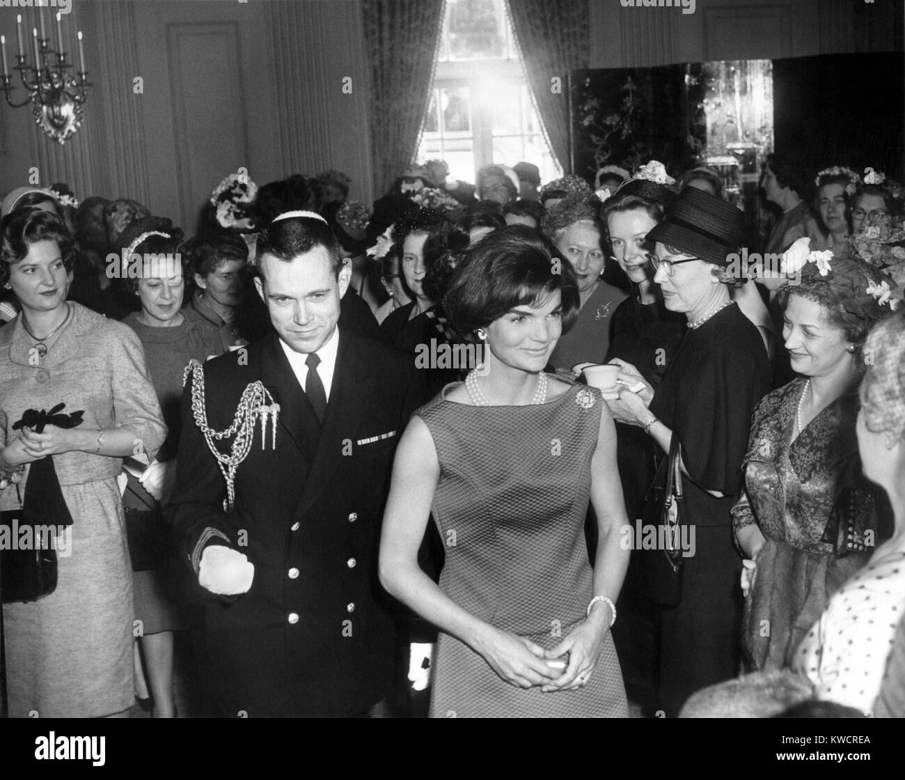 Jacqueline Kennedy bei einem Empfang für die Ehefrauen der American Society of Newspaper Editors. 19. April 1961 im blauen Raum, weiße Haus. -(BSLOC 2015 1 129) Stockfoto