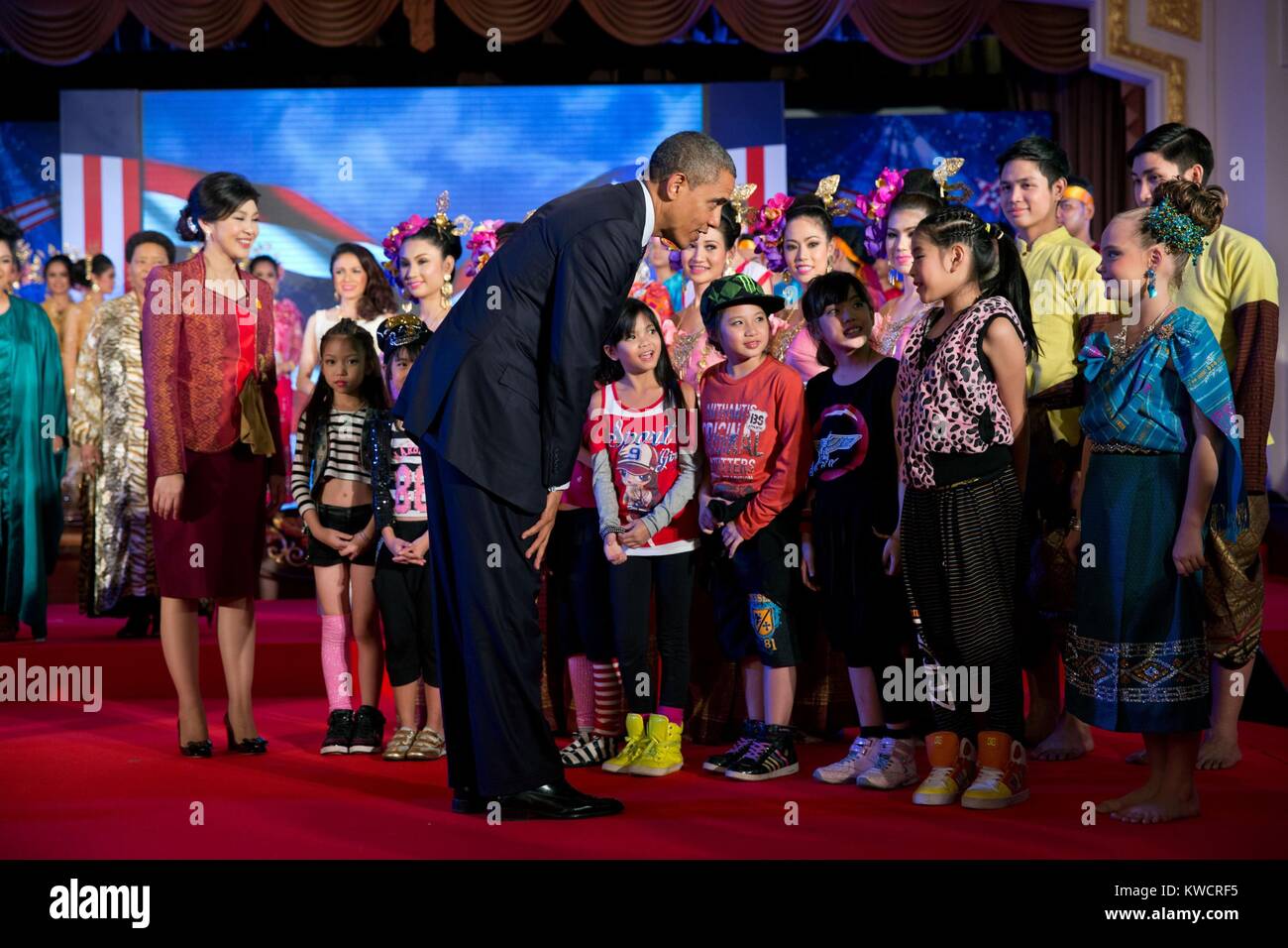 Präsident Barack Obama und thailändischen Premierminister Yingluck Shinawatra grüßt junge Interpreten. Das Government House in Bangkok, Thailand, Nov. 18, 2012. (BSLOC 2015 3 208) Stockfoto