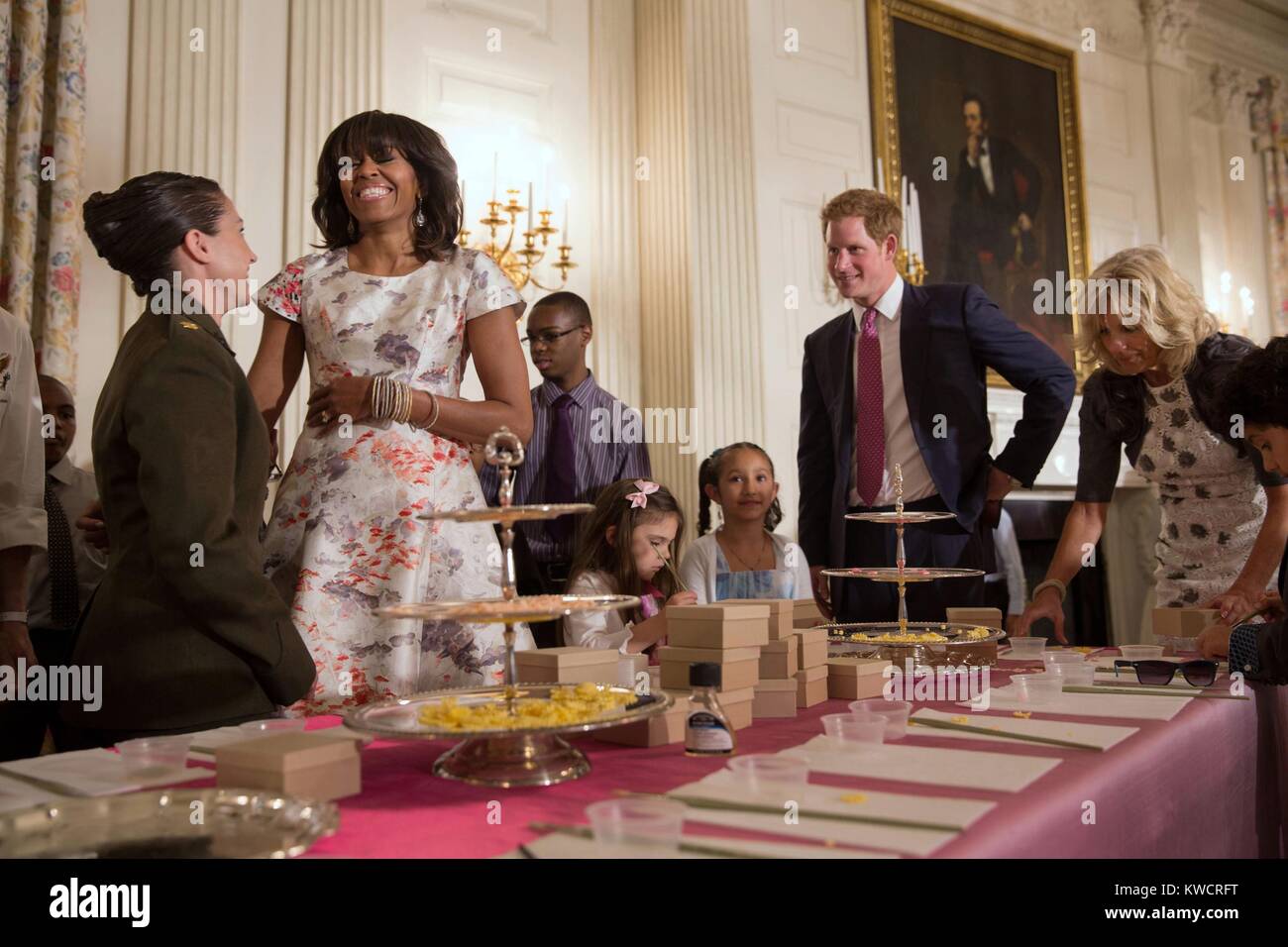 First Lady Michelle Obama, Prinz Harry von Wales, und Dr. Jill Biden im Weißen Haus. Sie helfen Kindern Muttertag Karten und anderes Kunsthandwerk als Geschenke für ihre Mütter während der Kräfte der militärischen Mutter Tag Tee erstellen. Mai 9, 2013. (BSLOC 2015 3 217) Stockfoto