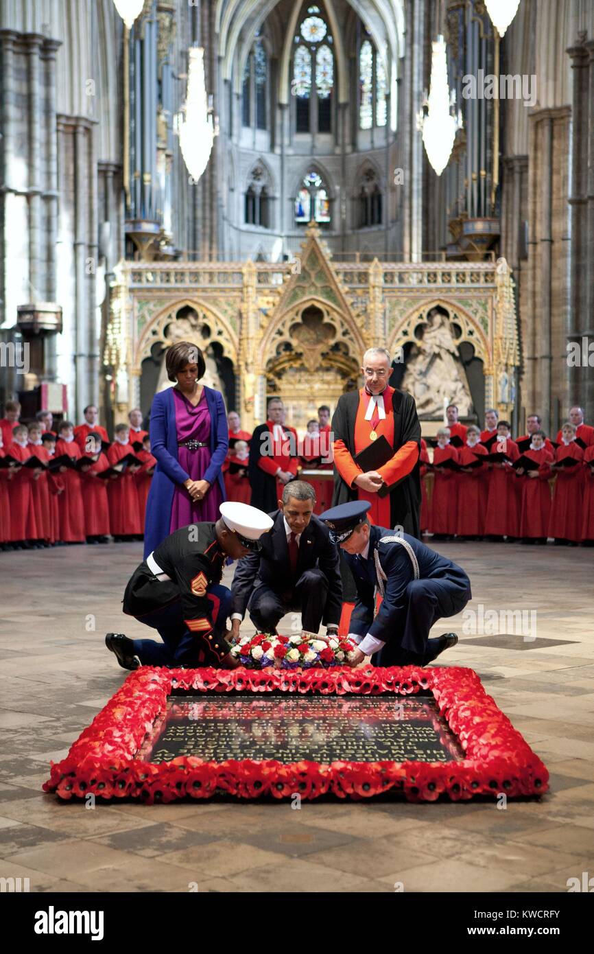 Präsident Barack Obama legt einen Kranz am Grab des Unbekannten Krieger an der Westminster Abbey. London, England, 24. Mai 2011. (BSLOC 2015 3 218) Stockfoto