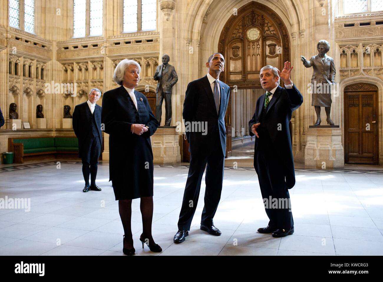 Präsident Barack Obama Touren im Unterhaus Mitglieder Lobby im Parlament in London. Commons Sprecher John Bercow und der Lords Lautsprecher Baroness Haymanare seinen Führern. 25. Mai 2011. (BSLOC 2015 3 220) Stockfoto