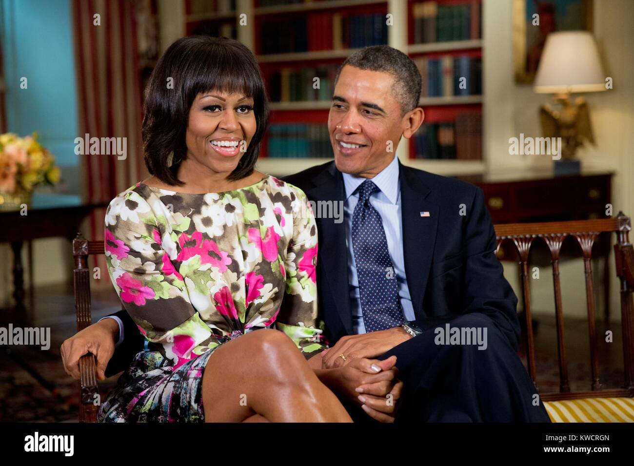 Präsident Barack und Michelle Obama in der Bibliothek des Weißen Hauses, 19.02.2013. Sie waren Aufnehmen einer Nachricht für ABC "Good Morning America" Anker Robin Roberts. (BSLOC 2015 3 23) Stockfoto