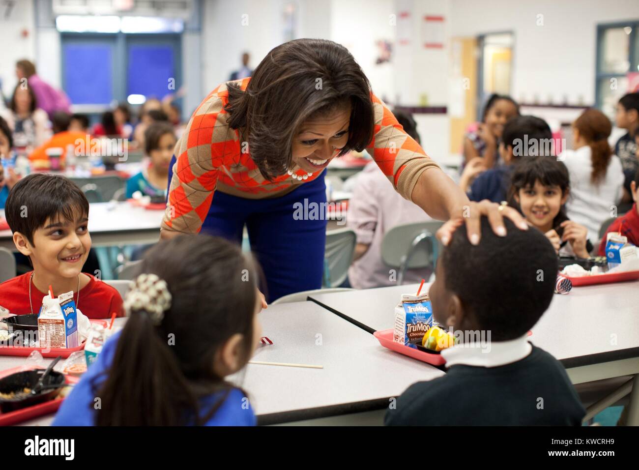 First Lady Michelle Obama an parklawn Volksschule in Alexandria, Virginia. Jan. 25, 2012. Sie besucht die Schule mit Landwirtschaftsminister Tom Vilsack zu Probe verbesserte Schule Mittagessen mit verbesserte Ernährung, Standards. (BSLOC 2015 3 30) Stockfoto