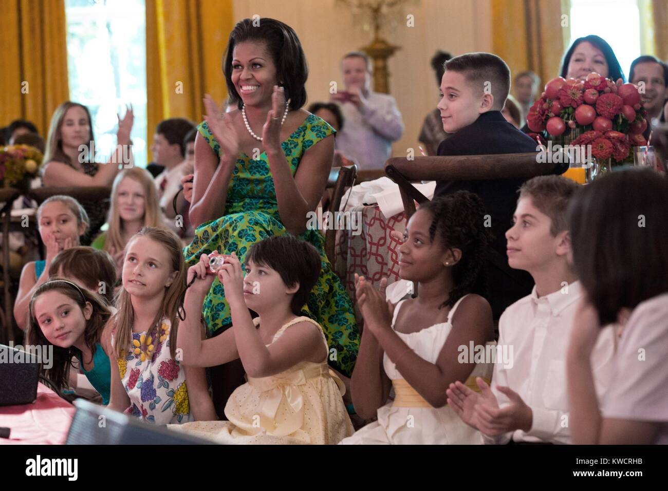 First Lady Michelle Obama während die Kinder' Abendessen im East Room des Weißen Hauses. Sie sehen eine Aufführung von "Big Time Rush". August 20, 2012 (BSLOC 2015 3 31) Stockfoto